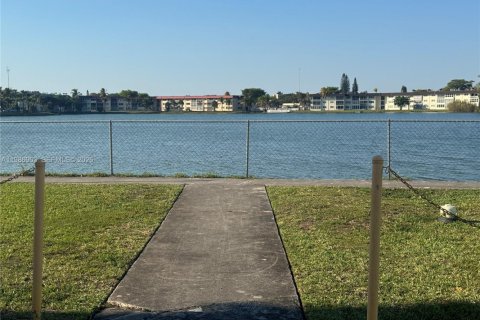 Copropriété à vendre à Miami, Floride: 2 chambres, 90.58 m2 № 2044826 - photo 23