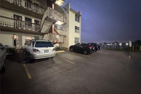 Кондоминиум с 2 спальнями в Майами, Флорида № 2044826