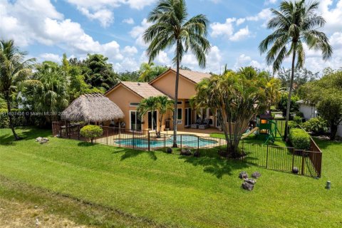 House in Weston, Florida 5 bedrooms, 222.32 sq.m. № 1822181 - photo 2