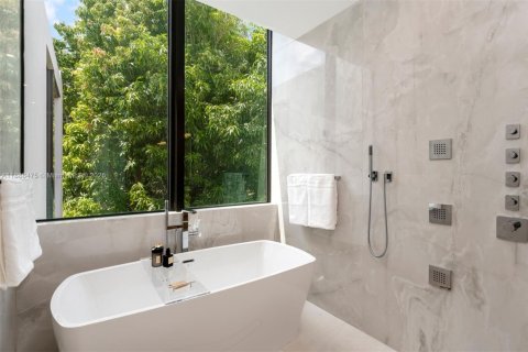 House in Miami Beach, Florida 5 bedrooms, 452.9 sq.m. № 1955207 - photo 22
