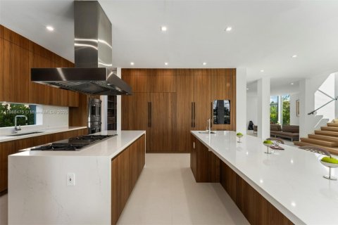 House in Miami Beach, Florida 5 bedrooms, 452.9 sq.m. № 1955207 - photo 8