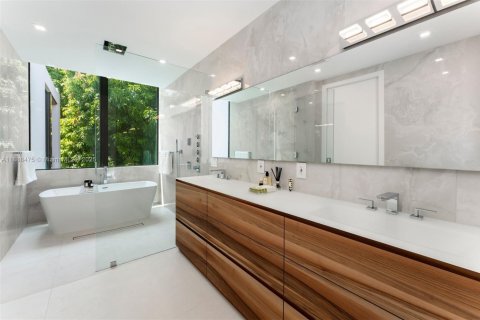House in Miami Beach, Florida 5 bedrooms, 452.9 sq.m. № 1955207 - photo 21