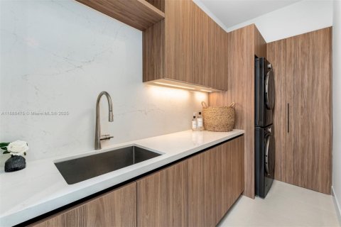 House in Miami Beach, Florida 5 bedrooms, 452.9 sq.m. № 1955207 - photo 11