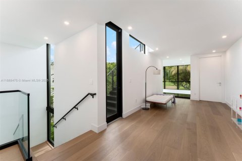 House in Miami Beach, Florida 5 bedrooms, 452.9 sq.m. № 1955207 - photo 16