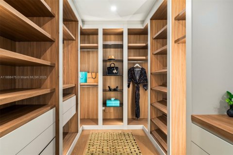 House in Miami Beach, Florida 5 bedrooms, 452.9 sq.m. № 1955207 - photo 25