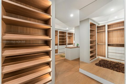 House in Miami Beach, Florida 5 bedrooms, 452.9 sq.m. № 1955207 - photo 26