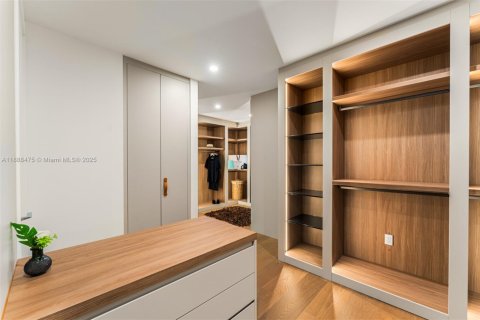 House in Miami Beach, Florida 5 bedrooms, 452.9 sq.m. № 1955207 - photo 24