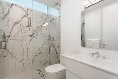 House in Miami Beach, Florida 5 bedrooms, 452.9 sq.m. № 1955207 - photo 29