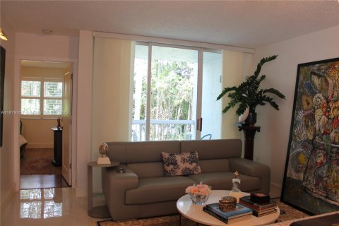 Condo in Doral, Florida, 1 bedroom  № 1896225 - photo 22