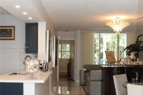 Condo in Doral, Florida, 1 bedroom  № 1896225 - photo 2