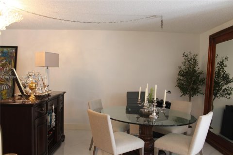 Condo in Doral, Florida, 1 bedroom  № 1896225 - photo 16