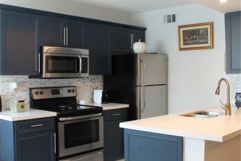 Condo in Doral, Florida, 1 bedroom  № 1896225 - photo 10