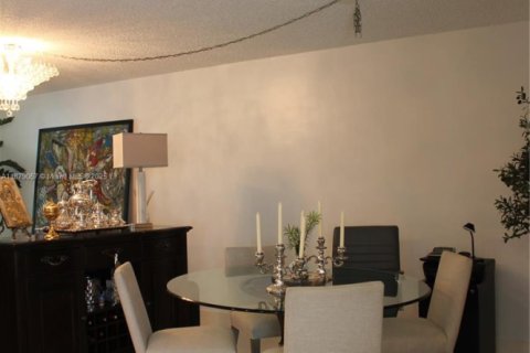 Condo in Doral, Florida, 1 bedroom  № 1896225 - photo 18