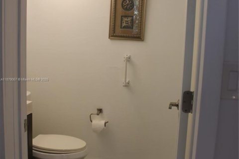 Condo in Doral, Florida, 1 bedroom  № 1896225 - photo 13