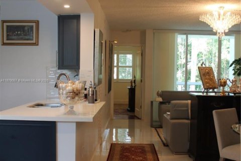 Condo in Doral, Florida, 1 bedroom  № 1896225 - photo 11