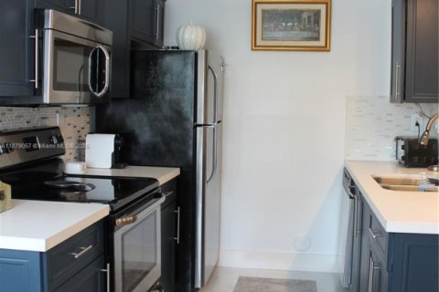 Condo in Doral, Florida, 1 bedroom  № 1896225 - photo 9