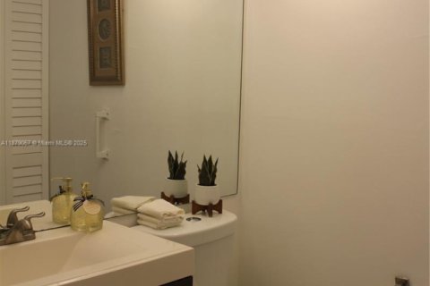 Condo in Doral, Florida, 1 bedroom  № 1896225 - photo 12
