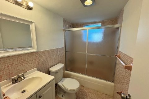 Condo in Hollywood, Florida, 2 bedrooms  № 2044734 - photo 18