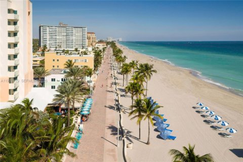 Condo in Hollywood, Florida, 2 bedrooms  № 2044734 - photo 22