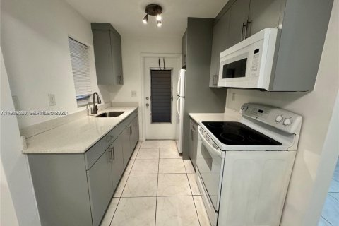 Condo in Hollywood, Florida, 2 bedrooms  № 2044734 - photo 2