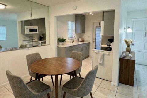 Condo in Hollywood, Florida, 2 bedrooms  № 2044734 - photo 3