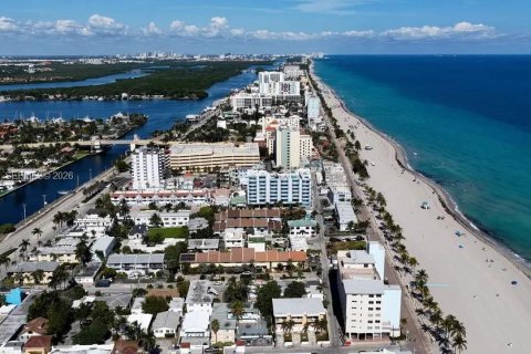 Condo in Hollywood, Florida, 2 bedrooms  № 2044734 - photo 20