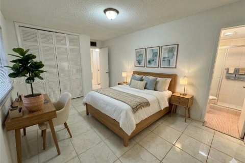 Condo in Hollywood, Florida, 2 bedrooms  № 2044734 - photo 13