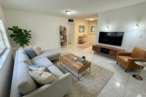 Condo in Hollywood, Florida, 2 bedrooms  № 2044734 - photo 7