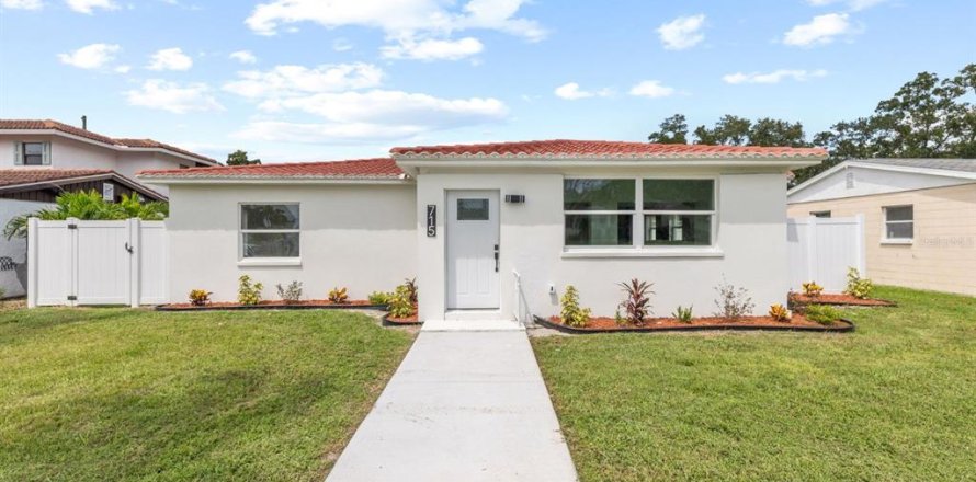 House in Saint Petersburg, Florida 3 bedrooms, 117.89 sq.m. № 1898892