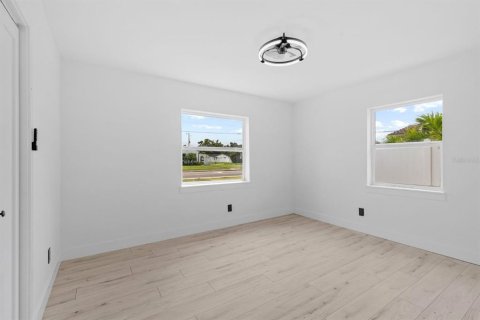 Купить виллу или дом в Сент-Питерсберг, Флорида 6 комнат, 117.89м2, № 1898892 - фото 19