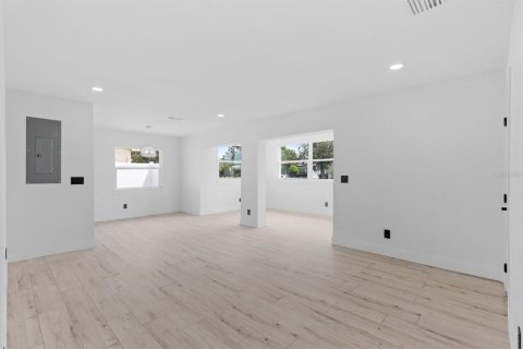 Купить виллу или дом в Сент-Питерсберг, Флорида 6 комнат, 117.89м2, № 1898892 - фото 10