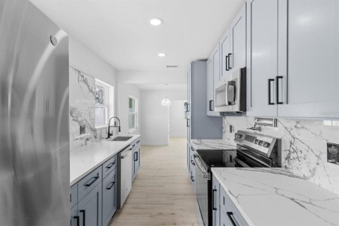 Купить виллу или дом в Сент-Питерсберг, Флорида 6 комнат, 117.89м2, № 1898892 - фото 9