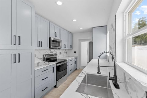 Купить виллу или дом в Сент-Питерсберг, Флорида 6 комнат, 117.89м2, № 1898892 - фото 8