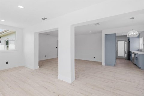 Купить виллу или дом в Сент-Питерсберг, Флорида 6 комнат, 117.89м2, № 1898892 - фото 4