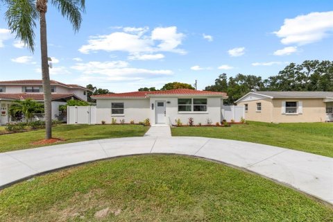 Купить виллу или дом в Сент-Питерсберг, Флорида 6 комнат, 117.89м2, № 1898892 - фото 2