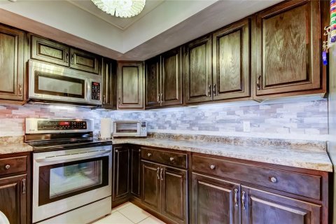 Condo in Largo, Florida, 2 bedrooms  № 1747672 - photo 15
