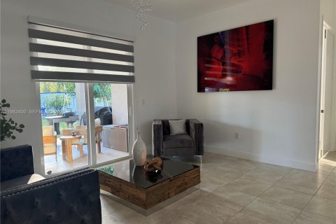 Купить виллу или дом в Хомстед, Флорида 4 спальни, 216.09м2, № 2049826 - фото 5