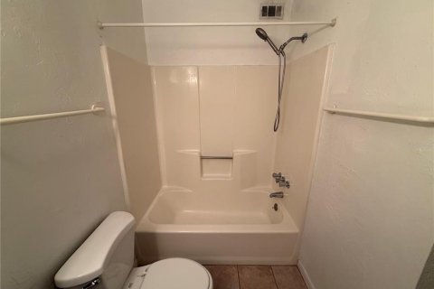 Condo in Gainesville, Florida, 2 bedrooms № 2221819 - photo 13