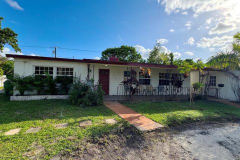 Villa ou maison à louer à Dania Beach, Floride: 2 chambres, 125.42 m2 № 2431411 - photo 4