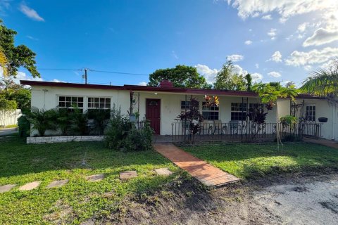 Villa ou maison à louer à Dania Beach, Floride: 2 chambres, 125.42 m2 № 2431411 - photo 2