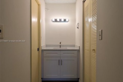 Condo in Lauderhill, Florida, 2 bedrooms  № 1937008 - photo 17