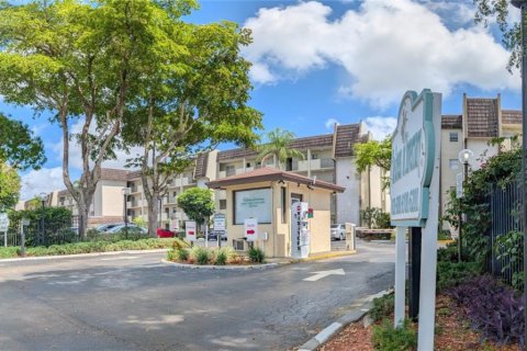 Condo in Lauderhill, Florida, 2 bedrooms  № 1937008 - photo 1