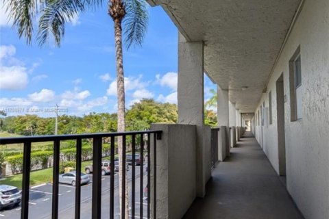 Condo in Lauderhill, Florida, 2 bedrooms  № 1937008 - photo 5