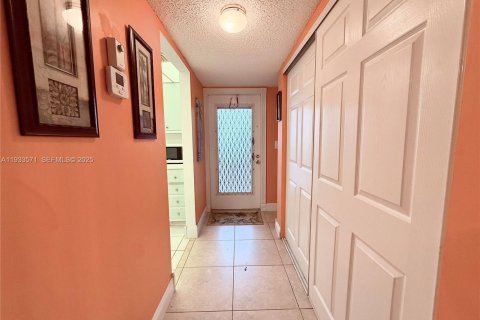 Condo in Margate, Florida, 1 bedroom  № 1991319 - photo 2
