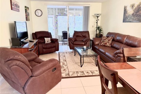 Condo in Margate, Florida, 1 bedroom  № 1991319 - photo 1