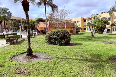 Condo in Margate, Florida, 1 bedroom  № 1991319 - photo 10