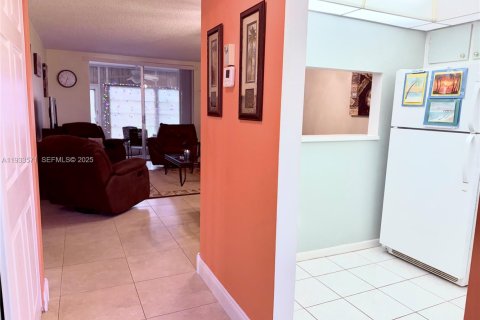 Condo in Margate, Florida, 1 bedroom  № 1991319 - photo 12
