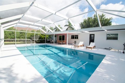 House in Naples, Florida 3 bedrooms, 153.01 sq.m. № 2220733