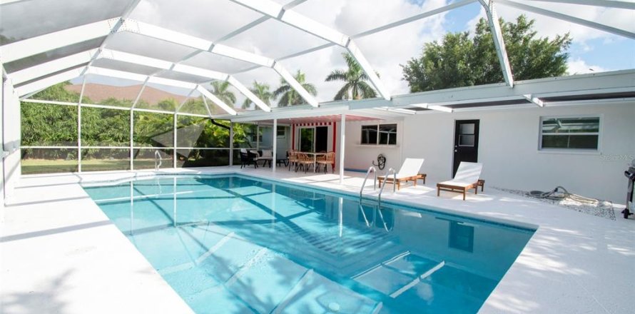House in Naples, Florida 3 bedrooms, 153.01 sq.m. № 2220733