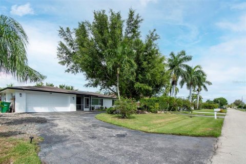 House in Naples, Florida 3 bedrooms, 153.01 sq.m. № 2220733 - photo 4